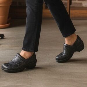 b.ø.c Navy Embossed Leather Clogs – Floral Tooled Design Size 8